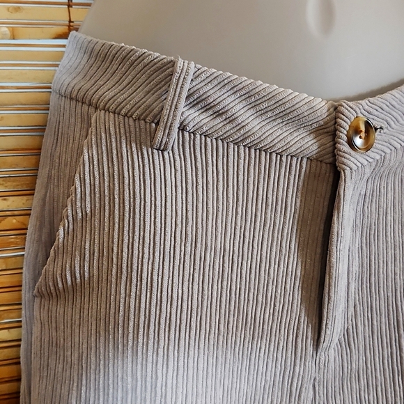 Mid-Rise Wide Wale Corduroy Slacks 🍁 - Picture 3 of 12